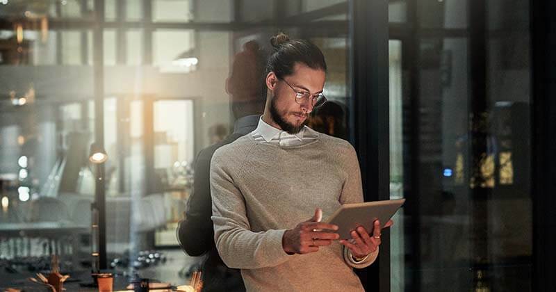 Worker-on-tablet-near-computers