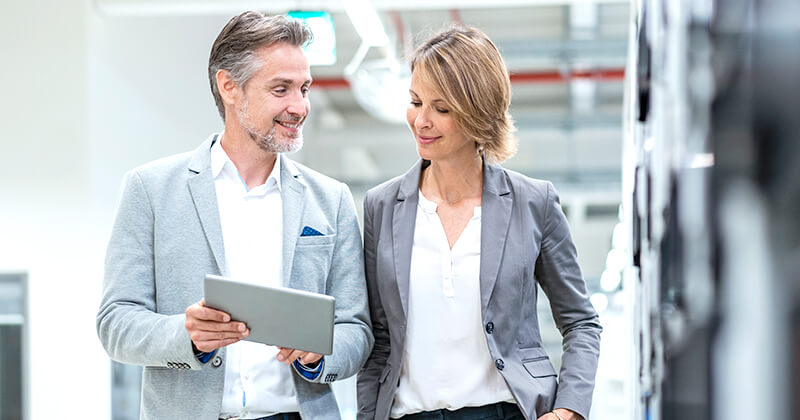 business-people-walking-with-tablet