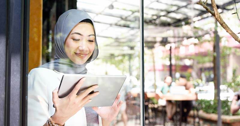 business-woman-working-on-tablet 