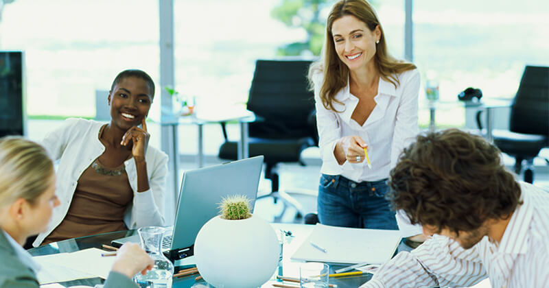 businesswomen-men-in-office 