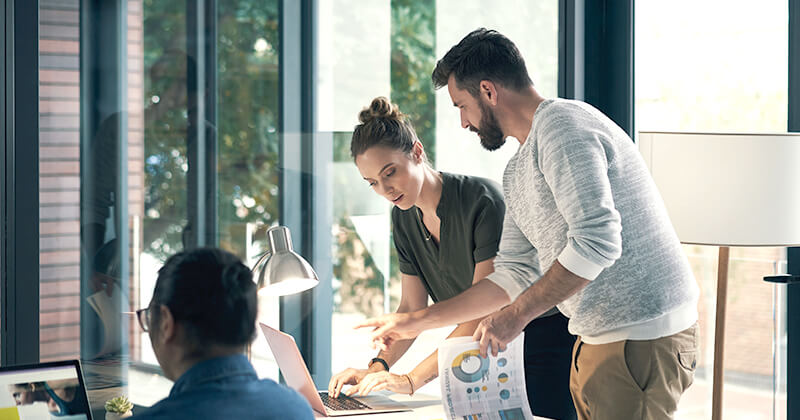 People having a discussion in front of a laptop